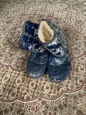 Blue sequin UGG boots
Women’s 10